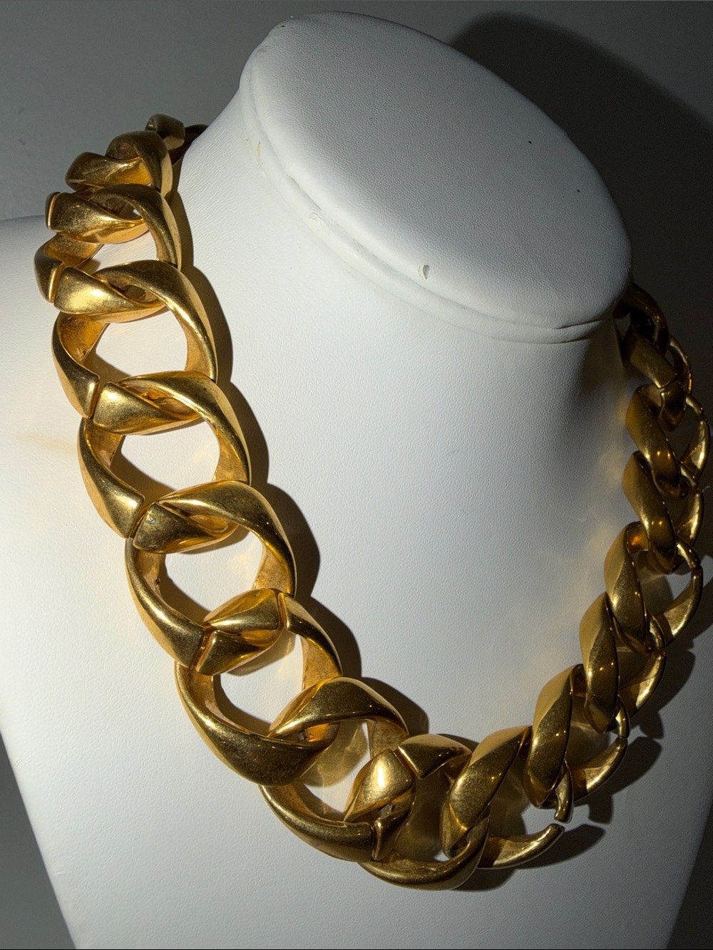 Heavy goldtone statement link necklace - Picture 11 of 12